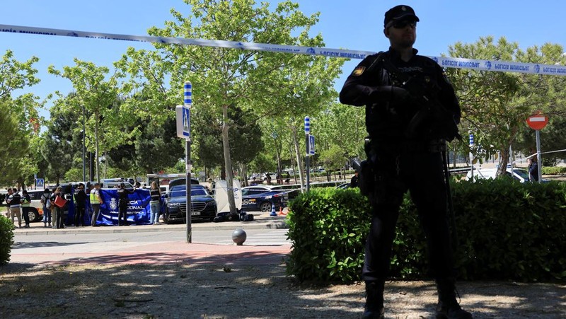 Members of the forensic team work at the spot where former Ukrainian politician Andriy Portnov, according to the Spain's Interior Ministry, was shot by unidentified gunmen, outside a school in a wealthy suburb of Madrid, in Madrid, Spain May 21, 2025. REUTERS/Nacho Doce