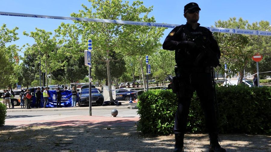 SPAIN-MURDER/UKRAINE Members of the forensic team work at the spot where former Ukrainian politician Andriy Portnov, according to the Spain's Interior Ministry, was shot by unidentified gunmen, outside a school in a wealthy suburb of Madrid, in Madrid, Spain May 21, 2025. REUTERS/Nacho Doce