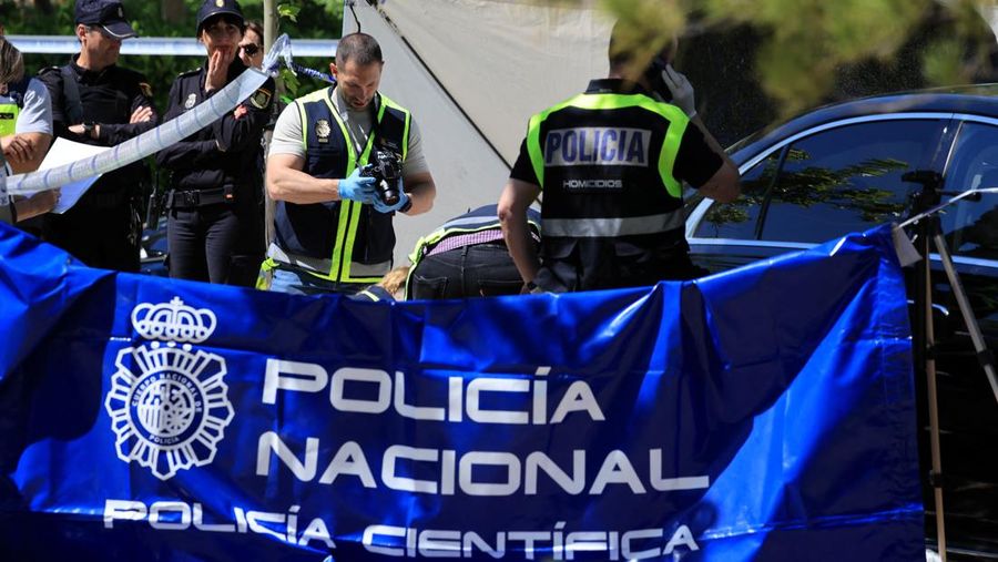 SPAIN-MURDER/UKRAINE Members of the forensic team work at the spot where former Ukrainian politician Andriy Portnov, according to the Spain's Interior Ministry, was shot by unidentified gunmen, outside a school in a wealthy suburb of Madrid, in Madrid, Spain May 21, 2025. REUTERS/Nacho Doce