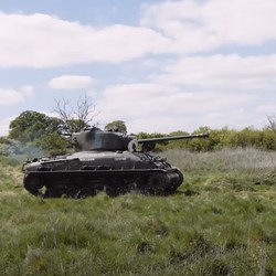 Sebut Elon Musk, Kakek 98 Tahun Hancurkan Mobil Tesla Naik Tank
