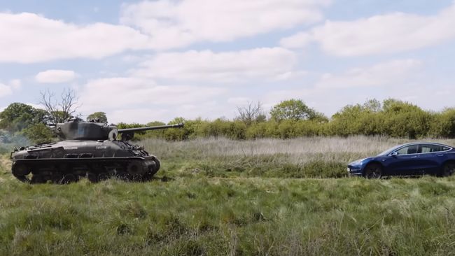 Sebut Elon Musk, Kakek 98 Tahun Hancurkan Mobil Tesla Naik Tank