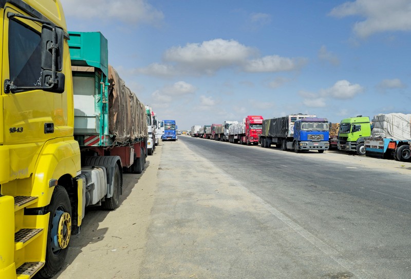 Truk yang membawa bantuan memasuki Gaza, di penyeberangan Kerem Shalom, di sisi penyeberangan Israel, 19 Mei 2025. Truk yang membawa bantuan memasuki Gaza, di penyeberangan Kerem Shalom, di sisi penyeberangan Israel, 19 Mei 2025. (REUTERS/Ronen Zvulun)
