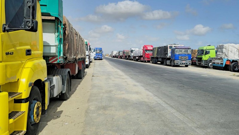 Truk yang mana menyebabkan bantuan memasuki Gaza, pada penyeberangan Kerem Shalom, di sisi penyeberangan Israel, 19 Mei 2025. (REUTERS/Ronen Zvulun)