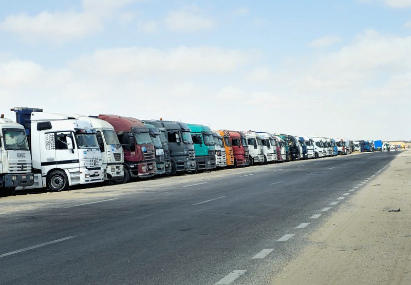 Truk yang membawa bantuan memasuki Gaza, di penyeberangan Kerem Shalom, di sisi penyeberangan Israel, 19 Mei 2025. Truk yang membawa bantuan memasuki Gaza, di penyeberangan Kerem Shalom, di sisi penyeberangan Israel, 19 Mei 2025. (REUTERS/Ronen Zvulun)