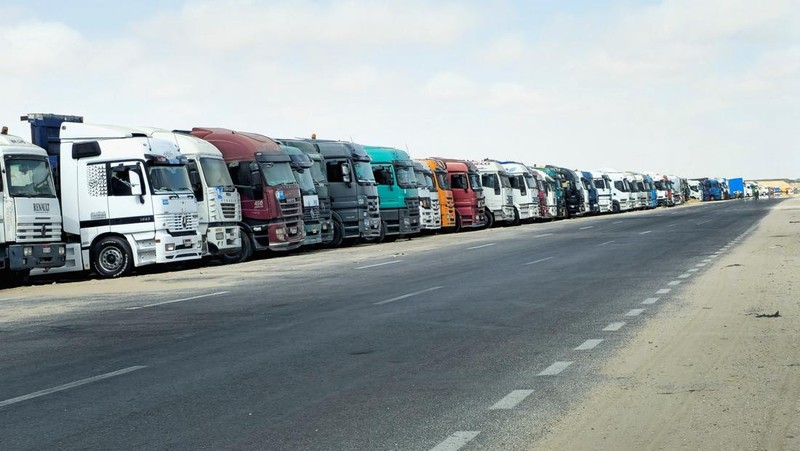 Truk yang mana mengakibatkan bantuan memasuki Gaza, di dalam penyeberangan Kerem Shalom, di sisi penyeberangan Israel, 19 Mei 2025. (REUTERS/Ronen Zvulun)