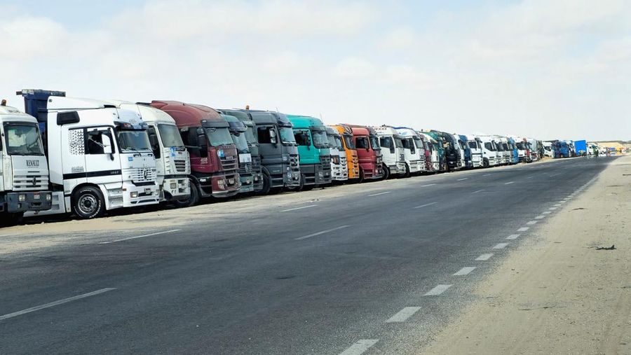 Truk yang membawa bantuan memasuki Gaza, di penyeberangan Kerem Shalom, di sisi penyeberangan Israel, 19 Mei 2025. Truk yang membawa bantuan memasuki Gaza, di penyeberangan Kerem Shalom, di sisi penyeberangan Israel, 19 Mei 2025. (REUTERS/Ronen Zvulun)