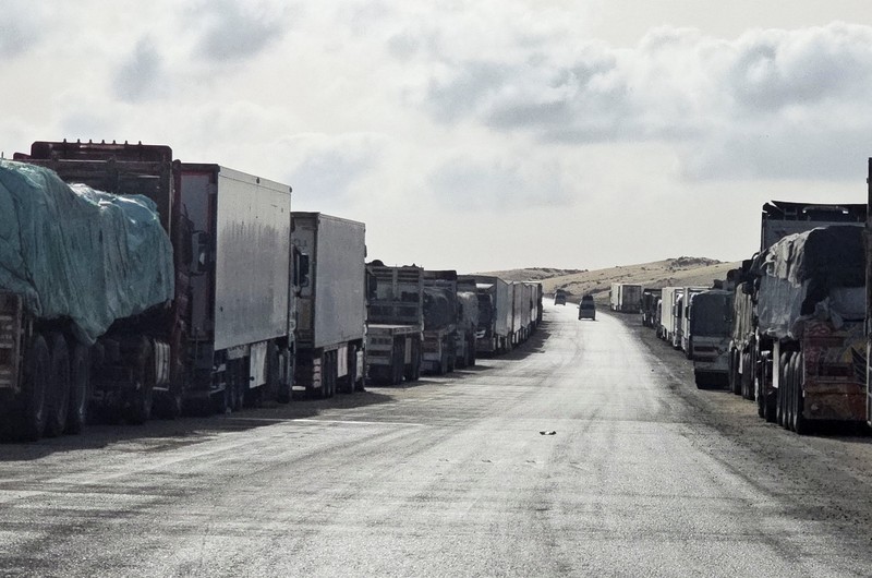 Truk yang membawa bantuan memasuki Gaza, di penyeberangan Kerem Shalom, di sisi penyeberangan Israel, 19 Mei 2025. Truk yang membawa bantuan memasuki Gaza, di penyeberangan Kerem Shalom, di sisi penyeberangan Israel, 19 Mei 2025. (REUTERS/Ronen Zvulun)