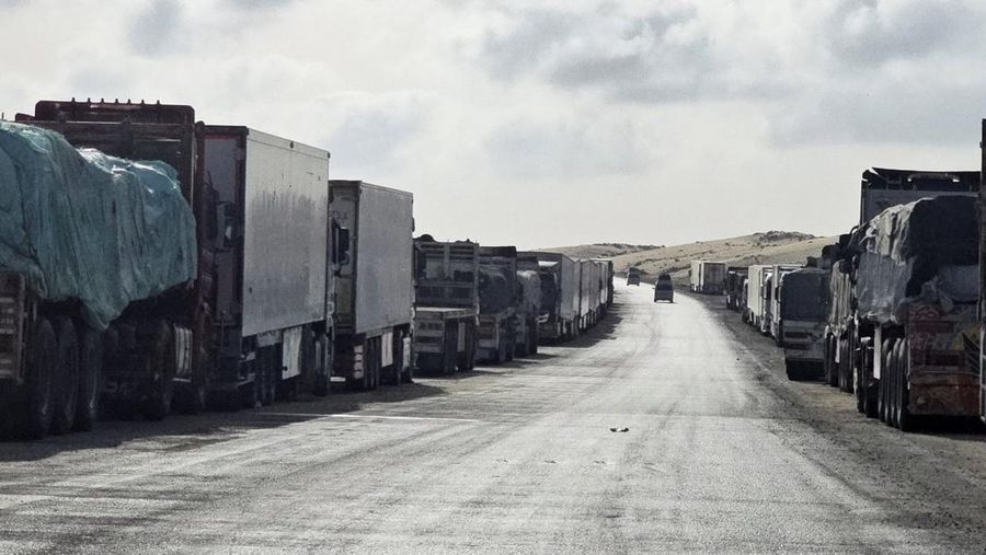 Truk yang membawa bantuan memasuki Gaza, di penyeberangan Kerem Shalom, di sisi penyeberangan Israel, 19 Mei 2025. Truk yang membawa bantuan memasuki Gaza, di penyeberangan Kerem Shalom, di sisi penyeberangan Israel, 19 Mei 2025. (REUTERS/Ronen Zvulun)