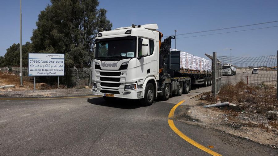 Truk yang membawa bantuan memasuki Gaza, di penyeberangan Kerem Shalom, di sisi penyeberangan Israel, 19 Mei 2025. Truk yang membawa bantuan memasuki Gaza, di penyeberangan Kerem Shalom, di sisi penyeberangan Israel, 19 Mei 2025. (REUTERS/Ronen Zvulun)