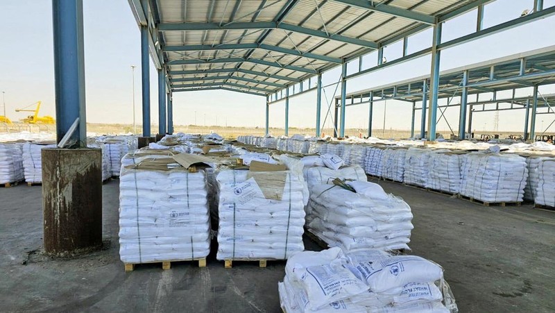 Truk yang digunakan menyebabkan bantuan memasuki Gaza, di penyeberangan Kerem Shalom, ke sisi penyeberangan Israel, 19 Mei 2025. (REUTERS/Ronen Zvulun)