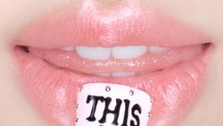 Bibir Pink di Sampul Full Album Ke-4 TWICE
