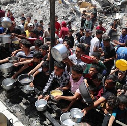 Israel Menggila di Gaza, Bunuh Puluhan Warga yang Lagi Antre Makan
