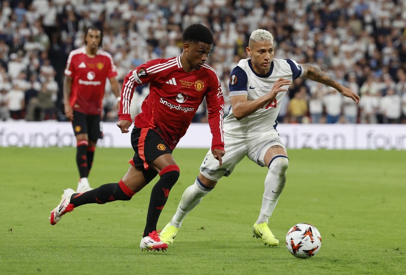 Son Heung-min mengangkat trofi bersama rekan-rekan setimnya setelah Tottenham Hotspur menjuarai Final Liga Europa melawan Manchester United di San Mames, Bilbao, Spanyol, 21 Mei 2025. Son Heung-min mengangkat trofi bersama rekan-rekan setimnya setelah Tottenham Hotspur menjuarai Final Liga Europa melawan Manchester United di San Mames, Bilbao, Spanyol, 21 Mei 2025. (REUTERS/Andrew Couldridge)
