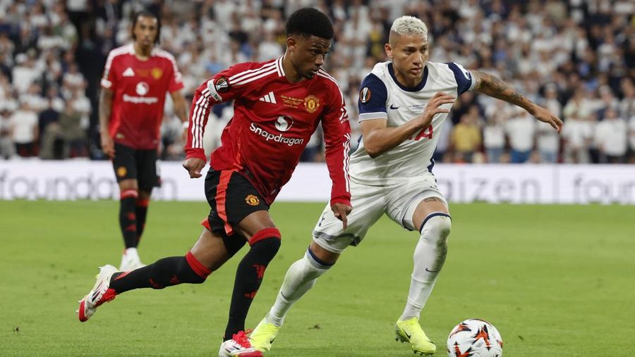 Son Heung-min mengangkat trofi bersama rekan-rekan setimnya setelah Tottenham Hotspur menjuarai Final Liga Europa melawan Manchester United di San Mames, Bilbao, Spanyol, 21 Mei 2025. (REUTERS/Andrew Couldridge)