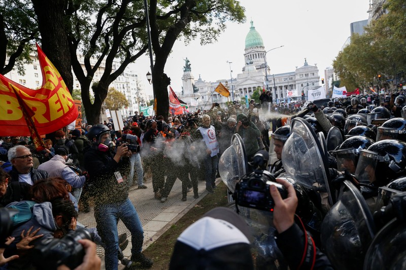 Anggota Prefektur Angkatan Laut Argentina menyemprotkan gas anti huru hara kepada anggota pers selama protes mingguan para pensiunan terhadap kebijakan penghematan Presiden Argentina Javier Milei, di luar Kongres Nasional, di Buenos Aires, Argentina, 21 Mei 2025. Anggota Prefektur Angkatan Laut Argentina menyemprotkan gas anti huru hara kepada anggota pers selama protes mingguan para pensiunan terhadap kebijakan penghematan Presiden Argentina Javier Milei, di luar Kongres Nasional, di Buenos Aires, Argentina, 21 Mei 2025. (REUTERS/Francisco Loureiro)