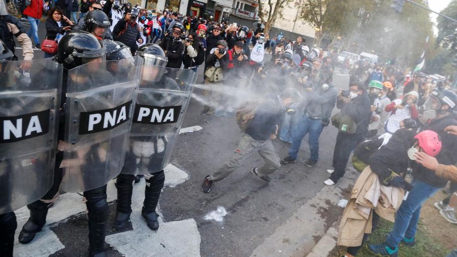 Anggota Prefektur Angkatan Laut Argentina menyemprotkan gas anti huru hara kepada anggota pers selama protes mingguan para pensiunan terhadap kebijakan penghematan Presiden Argentina Javier Milei, di luar Kongres Nasional, di Buenos Aires, Argentina, 21 Mei 2025. Anggota Prefektur Angkatan Laut Argentina menyemprotkan gas anti huru hara kepada anggota pers selama protes mingguan para pensiunan terhadap kebijakan penghematan Presiden Argentina Javier Milei, di luar Kongres Nasional, di Buenos Aires, Argentina, 21 Mei 2025. (REUTERS/Francisco Loureiro)