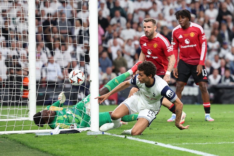Son Heung-min mengangkat trofi bersama rekan-rekan setimnya setelah Tottenham Hotspur menjuarai Final Liga Europa melawan Manchester United di San Mames, Bilbao, Spanyol, 21 Mei 2025. (REUTERS/Andrew Couldridge)