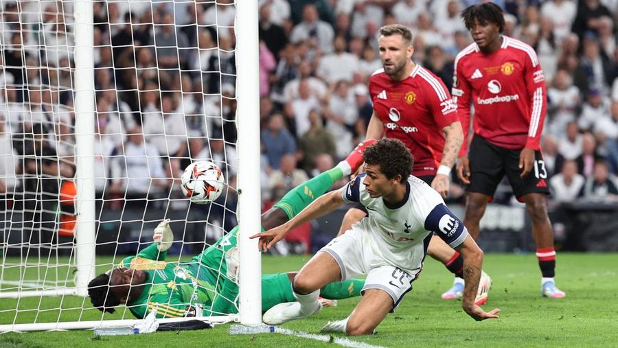 Son Heung-min mengangkat trofi bersama rekan-rekan setimnya setelah Tottenham Hotspur menjuarai Final Liga Europa melawan Manchester United di San Mames, Bilbao, Spanyol, 21 Mei 2025. (REUTERS/Andrew Couldridge)