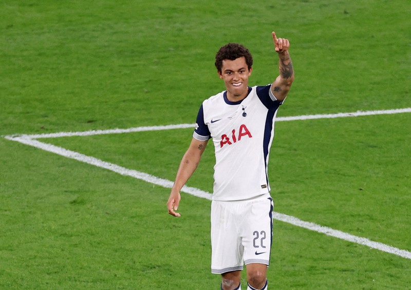 Son Heung-min mengangkat trofi bersama rekan-rekan setimnya setelah Tottenham Hotspur menjuarai Final Liga Europa melawan Manchester United di San Mames, Bilbao, Spanyol, 21 Mei 2025. Son Heung-min mengangkat trofi bersama rekan-rekan setimnya setelah Tottenham Hotspur menjuarai Final Liga Europa melawan Manchester United di San Mames, Bilbao, Spanyol, 21 Mei 2025. (REUTERS/Andrew Couldridge)