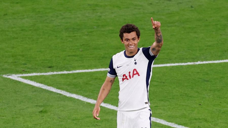 Son Heung-min mengangkat trofi bersama rekan-rekan setimnya setelah Tottenham Hotspur menjuarai Final Liga Europa melawan Manchester United di San Mames, Bilbao, Spanyol, 21 Mei 2025. (REUTERS/Andrew Couldridge)