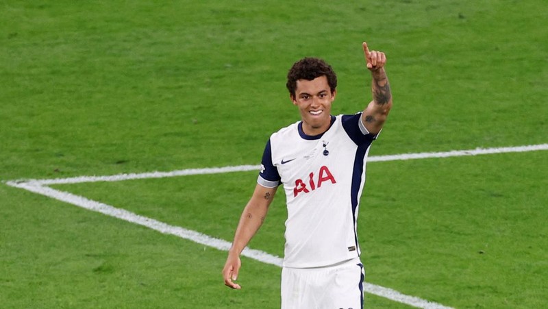 Son Heung-min mengangkat trofi bersama rekan-rekan setimnya setelah Tottenham Hotspur menjuarai Final Liga Europa melawan Manchester United di San Mames, Bilbao, Spanyol, 21 Mei 2025. (REUTERS/Andrew Couldridge)