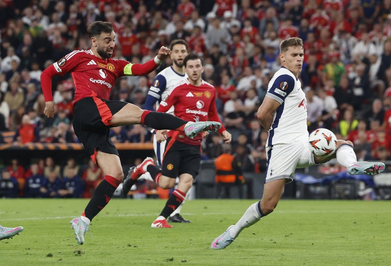 Son Heung-min mengangkat trofi bersama rekan-rekan setimnya setelah Tottenham Hotspur menjuarai Final Liga Europa melawan Manchester United di San Mames, Bilbao, Spanyol, 21 Mei 2025. Son Heung-min mengangkat trofi bersama rekan-rekan setimnya setelah Tottenham Hotspur menjuarai Final Liga Europa melawan Manchester United di San Mames, Bilbao, Spanyol, 21 Mei 2025. (REUTERS/Andrew Couldridge)