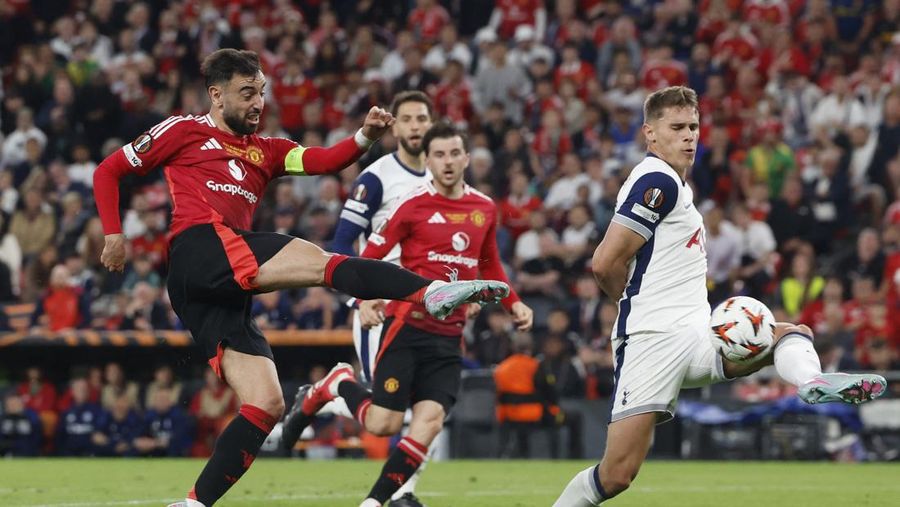 Son Heung-min mengangkat trofi bersama rekan-rekan setimnya setelah Tottenham Hotspur menjuarai Final Liga Europa melawan Manchester United di San Mames, Bilbao, Spanyol, 21 Mei 2025. (REUTERS/Andrew Couldridge)