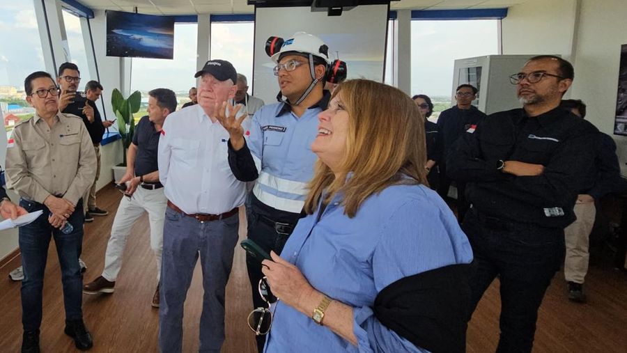Chairman of the Board Freeport McMoRan Richard C. Adkerson dan Presiden & CEO Freeport-McMoRan Kathleen Quirk bersama Presiden Direktur PTFI Tony Wenas melakukan tinjauan ke smelter tembaga PTFI di JIIPE, Gresik, Jawa Timur. (Dok. PTFI)