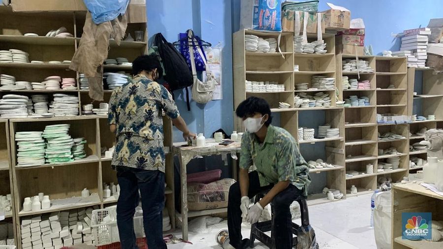 Dari rumah produksi di Tangerang, pemilik UMKM Royce.id, Roby dan tim memproduksi tatakan handmade yang dijual lewat Shopee. Semua proses dari cetak hingga finishing dikerjakan manual, Kamis (22/5/2025). (CNBC Indonesia/Ferginadira)