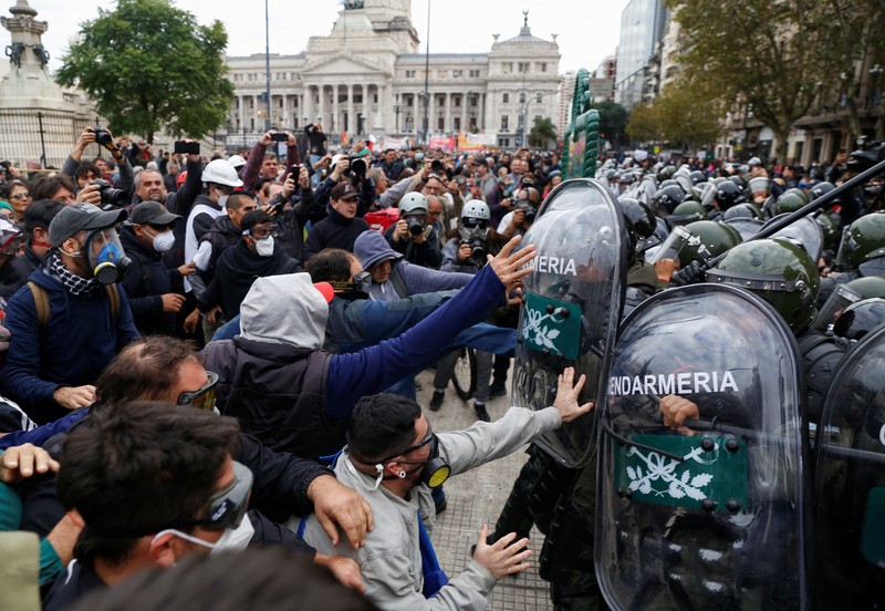 Anggota Prefektur Angkatan Laut Argentina menyemprotkan gas anti huru hara kepada anggota pers selama protes mingguan para pensiunan terhadap kebijakan penghematan Presiden Argentina Javier Milei, di luar Kongres Nasional, di Buenos Aires, Argentina, 21 Mei 2025. Anggota Prefektur Angkatan Laut Argentina menyemprotkan gas anti huru hara kepada anggota pers selama protes mingguan para pensiunan terhadap kebijakan penghematan Presiden Argentina Javier Milei, di luar Kongres Nasional, di Buenos Aires, Argentina, 21 Mei 2025. (REUTERS/Francisco Loureiro)