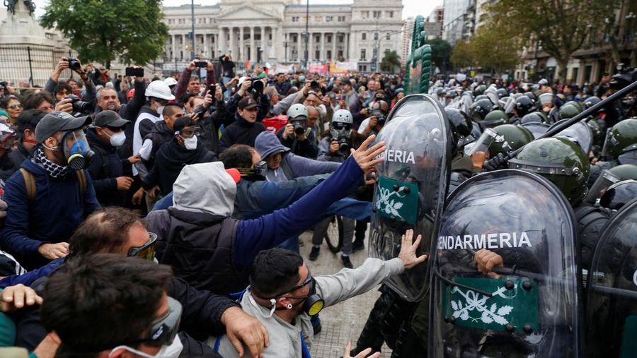Anggota Prefektur Angkatan Laut Argentina menyemprotkan gas anti huru hara kepada anggota pers selama protes mingguan para pensiunan terhadap kebijakan penghematan Presiden Argentina Javier Milei, di luar Kongres Nasional, di Buenos Aires, Argentina, 21 Mei 2025. (REUTERS/Francisco Loureiro)