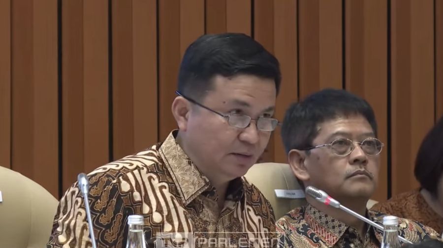 Direktur Utama PT Garuda Indonesia (Persero) Tbk, Wamildan Tsani Panjaitan saat Rapat Dengar Pendapat dengan Komisi V DPR RI di Jakarta, Kamis (22/5/2025). (Tangkapan Layar Youtube/DPR RI)