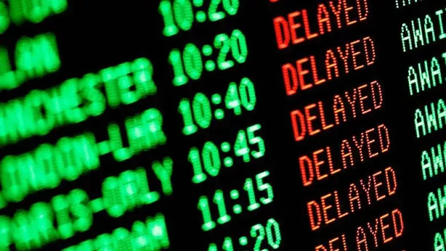 Illustrasi delay penerbangan. (Freepik)