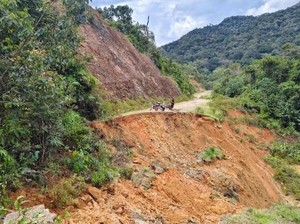 Jalan Lingkar Krayan Longsor, Warga Terpaksa Jalan Kaki Lewat Gunung