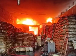 Gudang Kemiri di Surabaya Terbakar Hebat