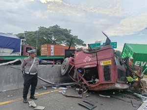 Kecelakaan di Tol Waru-Perak, Kepala Truk Sampai Lepas