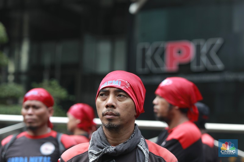 Massa buruh menggelar aksi demonstrasi di depan gedung KPK, Jakarta Selatan, Kamis, (22/5/2025). Aksi tersebut menuntut kasus dugaan suap Tenaga Kerja Asing (TKA) di Kementerian Ketenagakerjaan (Kemnaker) diusut tuntas. (CNBC Indonesia/Muhammad Sabki) Massa buruh menggelar aksi demonstrasi di depan gedung KPK, Jakarta Selatan, Kamis, (22/5/2025). Aksi tersebut menuntut kasus dugaan suap Tenaga Kerja Asing (TKA) di Kementerian Ketenagakerjaan (Kemnaker) diusut tuntas. (CNBC Indonesia/Muhammad Sabki)