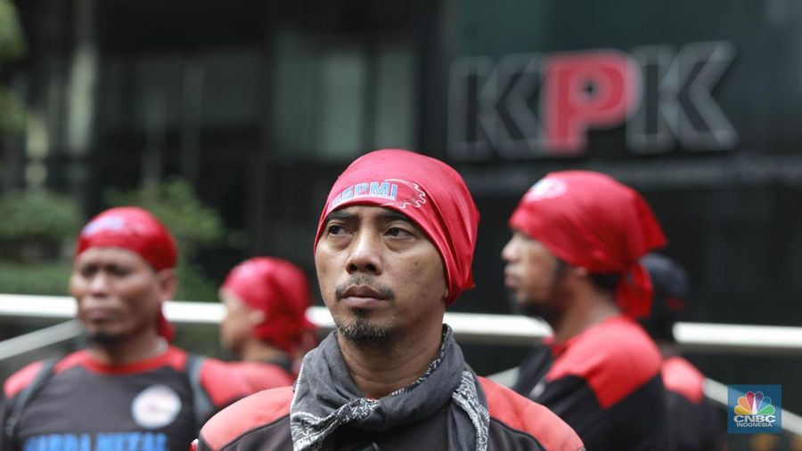 Massa buruh menggelar aksi demonstrasi di depan gedung KPK, Jakarta Selatan, Kamis, (22/5/2025). Aksi tersebut menuntut kasus dugaan suap Tenaga Kerja Asing (TKA) di Kementerian Ketenagakerjaan (Kemnaker) diusut tuntas. (CNBC Indonesia/Muhammad Sabki)