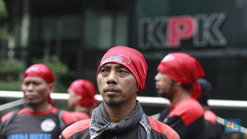 Massa buruh menggelar aksi demonstrasi di depan gedung KPK, Jakarta Selatan, Kamis, (22/5/2025). Aksi tersebut menuntut kasus dugaan suap Tenaga Kerja Asing (TKA) di Kementerian Ketenagakerjaan (Kemnaker) diusut tuntas. (CNBC Indonesia/Muhammad Sabki)