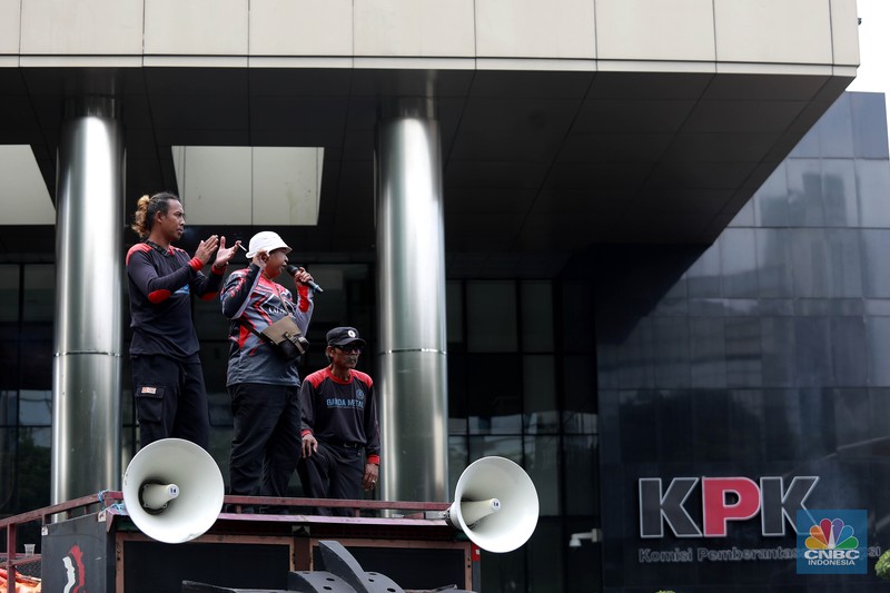 Massa buruh menggelar aksi demonstrasi di depan gedung KPK, Jakarta Selatan, Kamis, (22/5/2025). Aksi tersebut menuntut kasus dugaan suap Tenaga Kerja Asing (TKA) di Kementerian Ketenagakerjaan (Kemnaker) diusut tuntas. (CNBC Indonesia/Muhammad Sabki) Massa buruh menggelar aksi demonstrasi di depan gedung KPK, Jakarta Selatan, Kamis, (22/5/2025). Aksi tersebut menuntut kasus dugaan suap Tenaga Kerja Asing (TKA) di Kementerian Ketenagakerjaan (Kemnaker) diusut tuntas. (CNBC Indonesia/Muhammad Sabki)