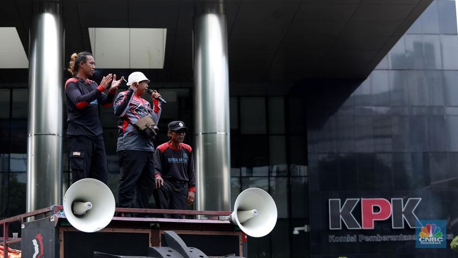 Massa buruh menggelar aksi demonstrasi di depan gedung KPK, Jakarta Selatan, Kamis, (22/5/2025). Aksi tersebut menuntut kasus dugaan suap Tenaga Kerja Asing (TKA) di Kementerian Ketenagakerjaan (Kemnaker) diusut tuntas. (CNBC Indonesia/Muhammad Sabki)