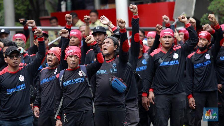 Massa buruh menggelar aksi demonstrasi di depan gedung KPK, Jakarta Selatan, Kamis, (22/5/2025). Aksi tersebut menuntut kasus dugaan suap Tenaga Kerja Asing (TKA) di Kementerian Ketenagakerjaan (Kemnaker) diusut tuntas. (CNBC Indonesia/Muhammad Sabki)