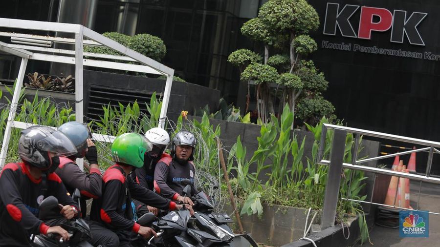 Massa buruh menggelar aksi demonstrasi di depan gedung KPK, Jakarta Selatan, Kamis, (22/5/2025). Aksi tersebut menuntut kasus dugaan suap Tenaga Kerja Asing (TKA) di Kementerian Ketenagakerjaan (Kemnaker) diusut tuntas. (CNBC Indonesia/Muhammad Sabki)