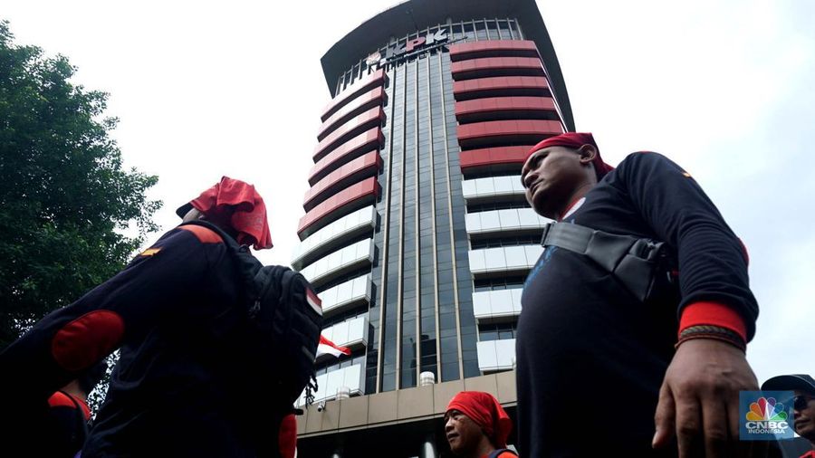 Massa buruh menggelar aksi demonstrasi di depan gedung KPK, Jakarta Selatan, Kamis, (22/5/2025). Aksi tersebut menuntut kasus dugaan suap Tenaga Kerja Asing (TKA) di Kementerian Ketenagakerjaan (Kemnaker) diusut tuntas. (CNBC Indonesia/Muhammad Sabki)