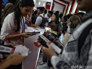 Akui Ada Musim PHK, Luhut Prediksi Lapangan Kerja Bakal Tersedia Lagi