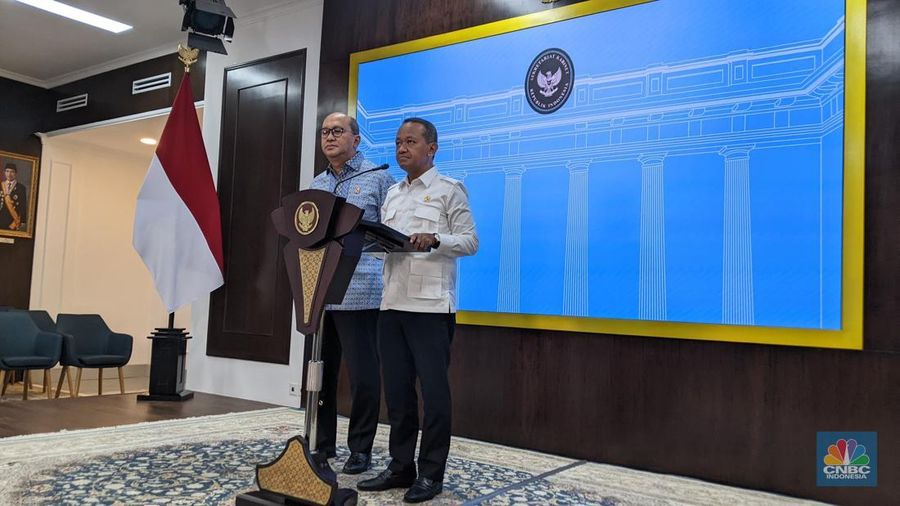 Menteri ESDM Bahlil Lahadalia dan Menteri Investasi/BKPM Rosan Roeslani melakukan Konfrensi Pers perihal kelanjutan investasi Huayou di proyek Baterai EV RI, di Istana Negara, Kamis (22/5/2025). (CNBC Indonesia/Emir Yanwardhana)