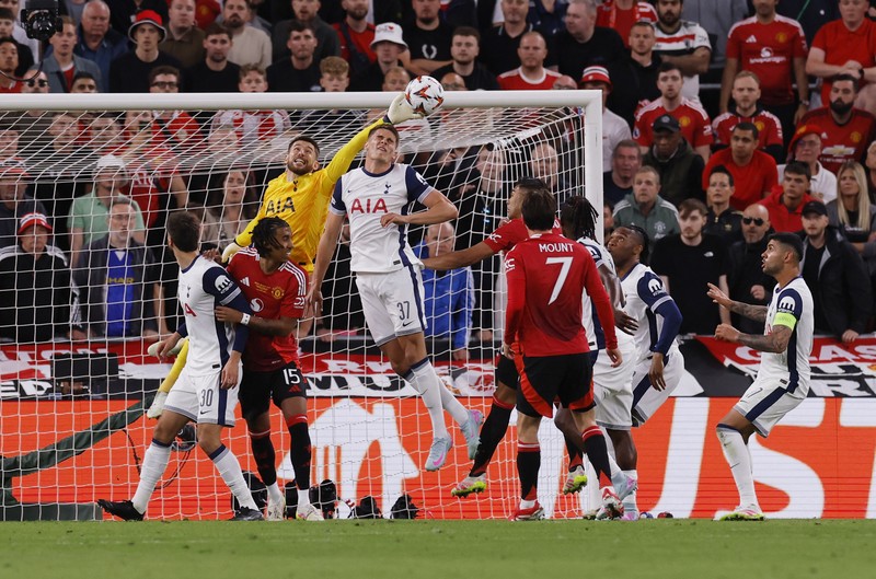 Son Heung-min mengangkat trofi bersama rekan-rekan setimnya setelah Tottenham Hotspur menjuarai Final Liga Europa melawan Manchester United di San Mames, Bilbao, Spanyol, 21 Mei 2025. (REUTERS/Andrew Couldridge)