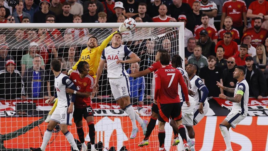Son Heung-min mengangkat trofi bersama rekan-rekan setimnya setelah Tottenham Hotspur menjuarai Final Liga Europa melawan Manchester United di San Mames, Bilbao, Spanyol, 21 Mei 2025. (REUTERS/Andrew Couldridge)