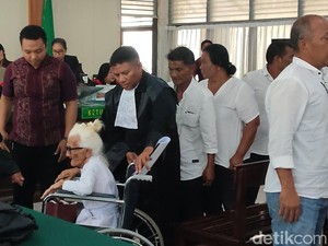 Nenek Reja, Terdakwa Berusia 93 Tahun Jalani Sidang Pakai Kursi Roda
