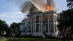 Usai Dikunjungi Annabelle, Rumah Mewah Bersejarah Ini Terbakar